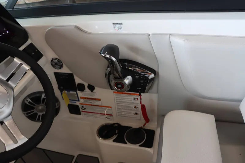 Slide: The Image of Sea Ray 270SDS 2025 - 16