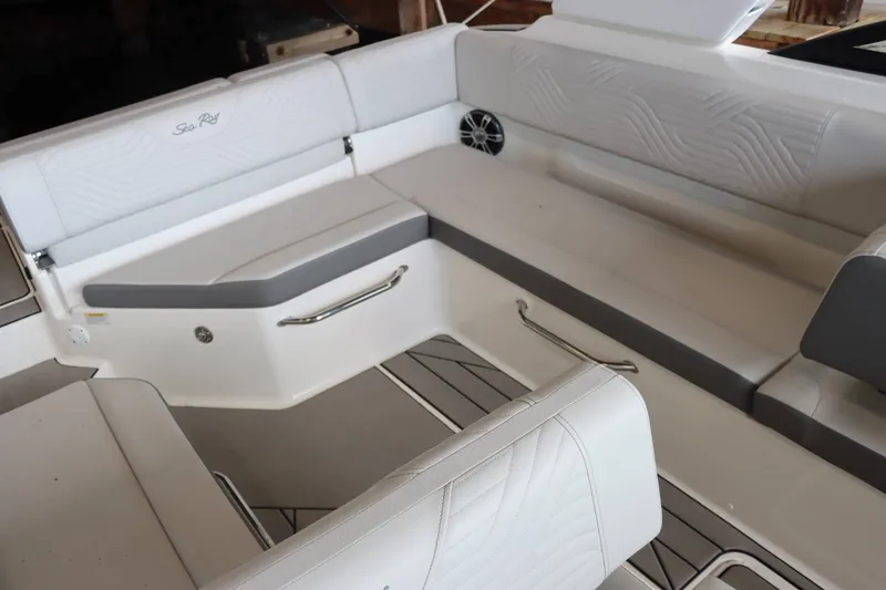 Slide: The Image of Sea Ray 270SDS 2025 - 18