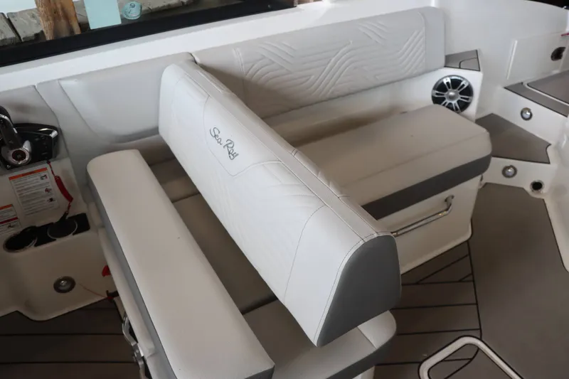 Slide: The Image of Sea Ray 270SDS 2025 - 19