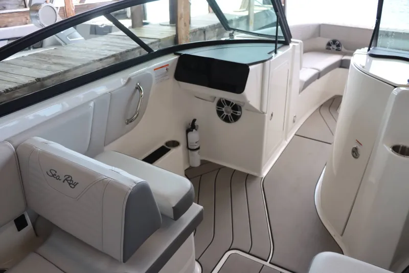 Slide: The Image of Sea Ray 270SDS 2025 - 21