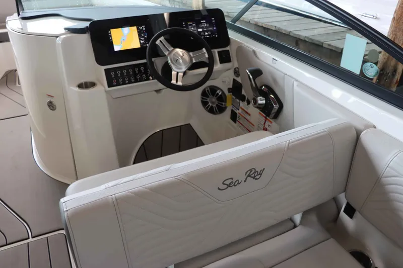 Slide: The Image of Sea Ray 270SDS 2025 - 22