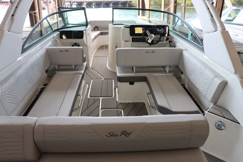 Slide: The Image of Sea Ray 270SDS 2025 - 24