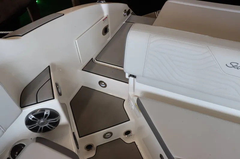 Slide: The Image of Sea Ray 270SDS 2025 - 25