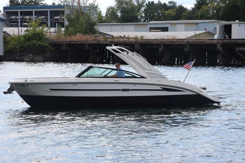 Slide: The Image of Sea Ray 270SDS 2025 - 4