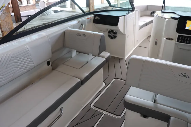 Slide: The Image of Sea Ray 270SDS 2025 - 9