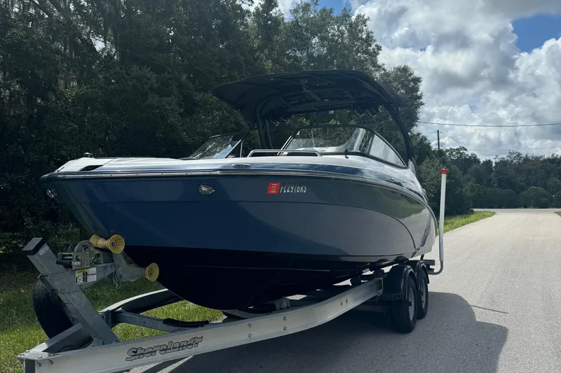Slide: The Image of 2018 Yamaha Boats 242 Limited S E-Series on trailer, parked on a sunny road. - 9