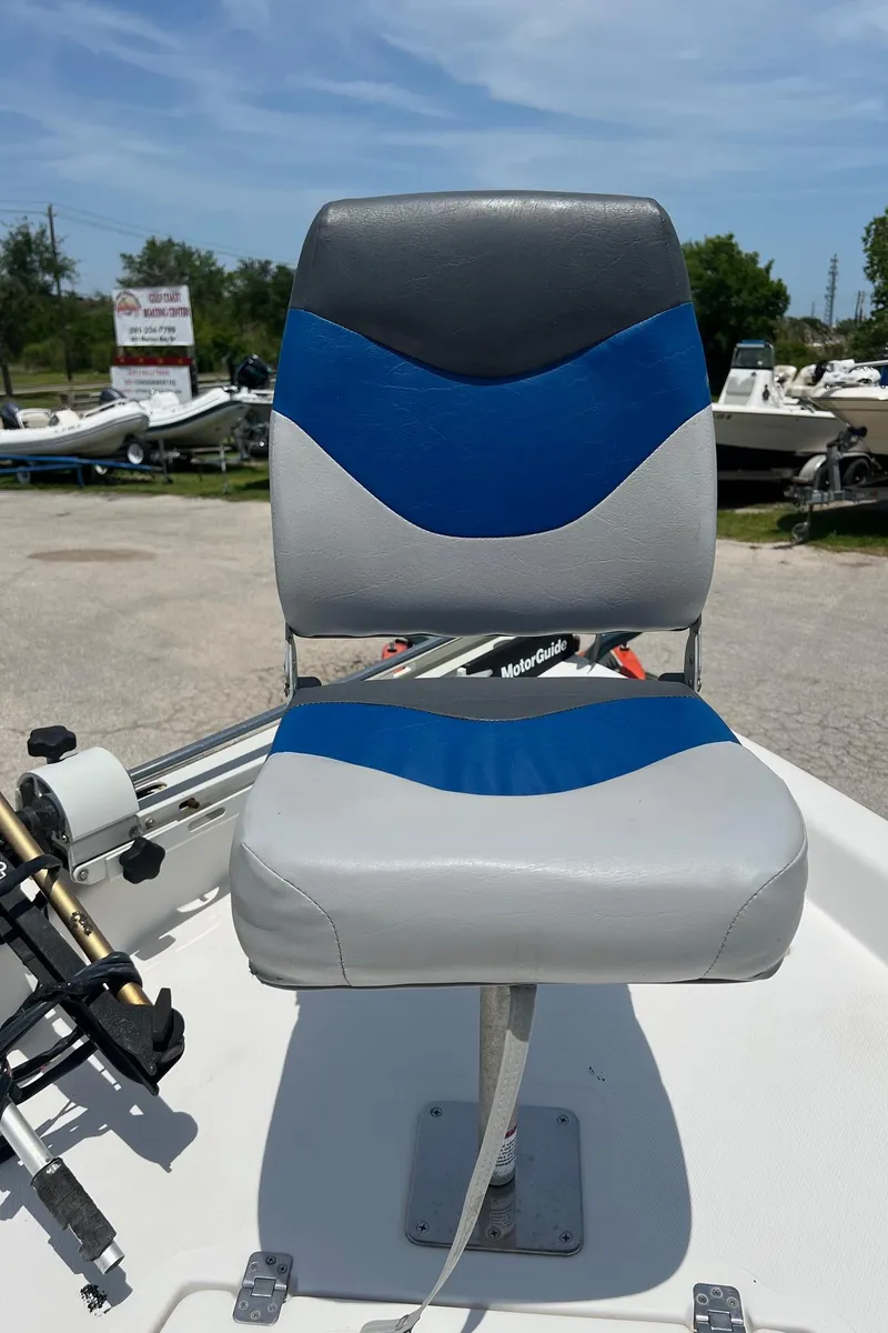 Slide: The Image of Boat seat on 2006 NauticStar 2110 Nautic Bay, blue and gray design. - 21