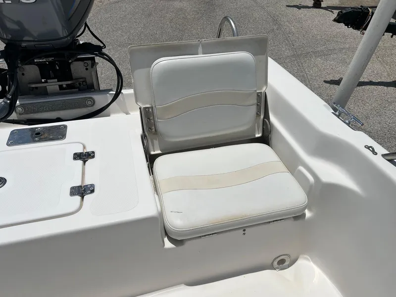 Slide: The Image of 2006 NauticStar 2110 Nautic Bay boat seat with white cushioned design. - 5