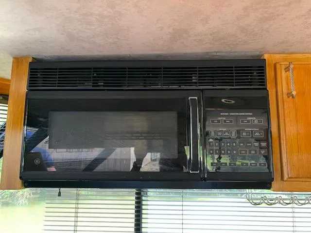 Slide: The Image of Microwave in King's Craft 48 Motor Yacht, 1991 model. - 17