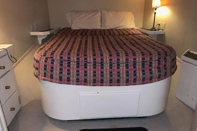 Slide: The Image of Bedroom in King's Craft 48 Motor Yacht, 1991 model. - 20