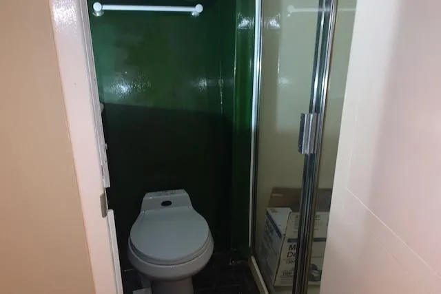 Slide: The Image of Bathroom on King's Craft 48 Motor Yacht, year 1991. - 21