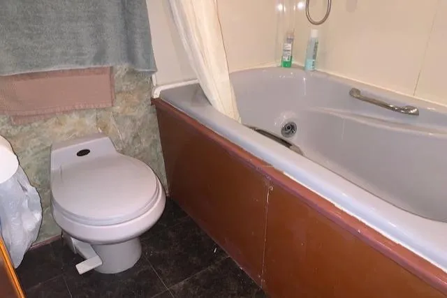 Slide: The Image of Bathroom on King's Craft 48 Motor Yacht, 1991 model. - 25