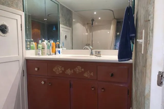 Slide: The Image of Bathroom in King's Craft 48 Motor Yacht, 1991 model. - 26
