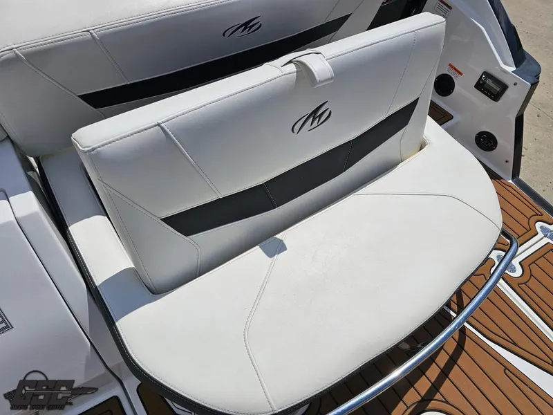 Slide: The Image of 2018 Monterey 258 Super Sport boat seating with white upholstery and teak-style flooring. - 29