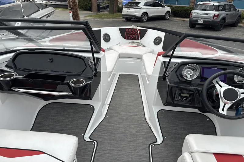 Slide: The Image of Glastron 215GX 2022 - 11