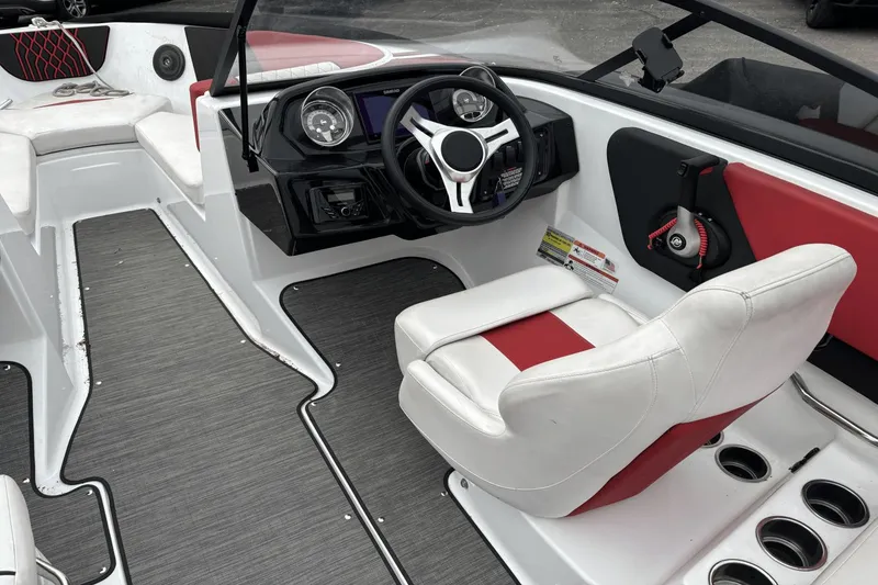 Slide: The Image of Glastron 215GX 2022 - 14