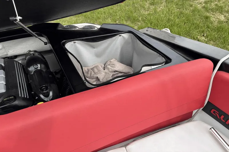 Slide: The Image of Glastron 215GX 2022 - 16