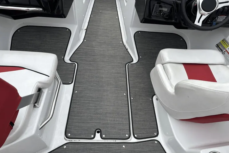 Slide: The Image of Glastron 215GX 2022 - 18