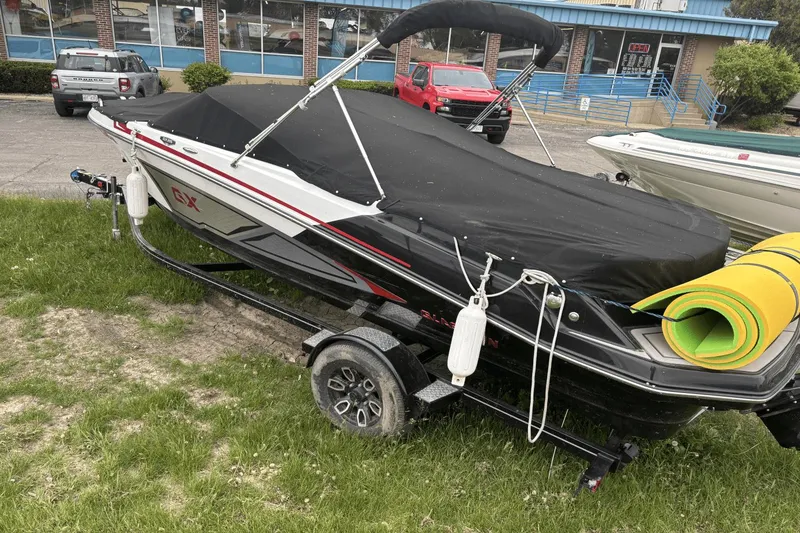 Slide: The Image of Glastron 215GX 2022 - 2