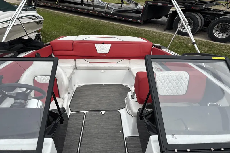 Slide: The Image of Glastron 215GX 2022 - 21