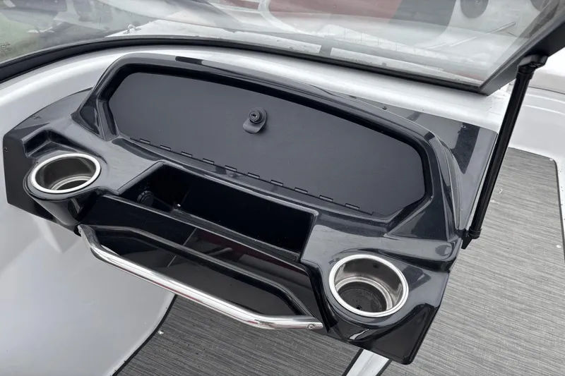 Slide: The Image of Glastron 215GX 2022 - 5