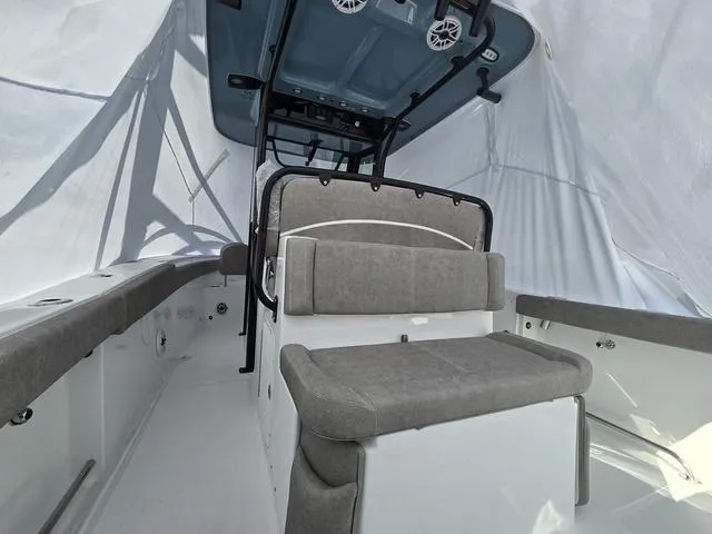 Slide: The Image of Sea Hunt Ultra 275 SE 2025 - 17