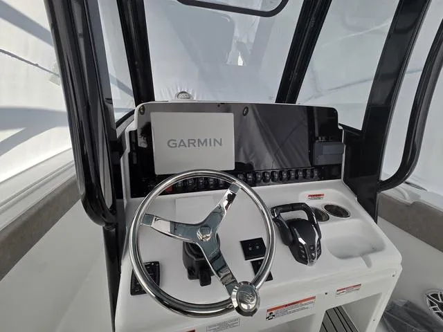 Slide: The Image of Sea Hunt Ultra 275 SE 2025 - 30