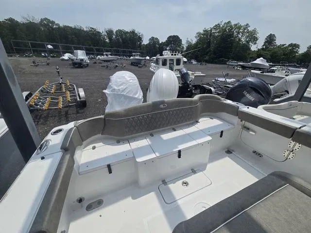 Slide: The Image of Sea Hunt Ultra 275 SE 2025 - 4