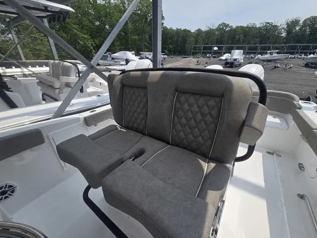 Slide: The Image of Sea Hunt Ultra 275 SE 2025 - 7