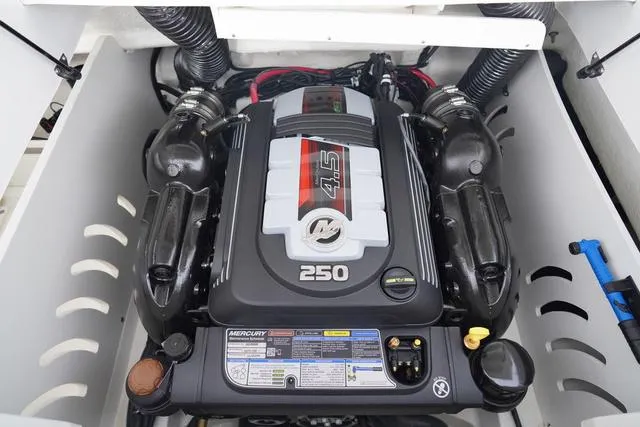 Slide: The Image of Sea Ray SPX 230 2024 - 51