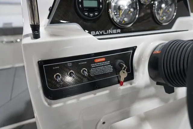 Slide: The Image of Bayliner D20I 2025 - 25