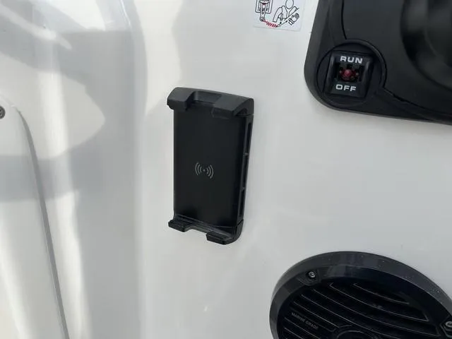 Slide: The Image of Bayliner D20 2025 - 13