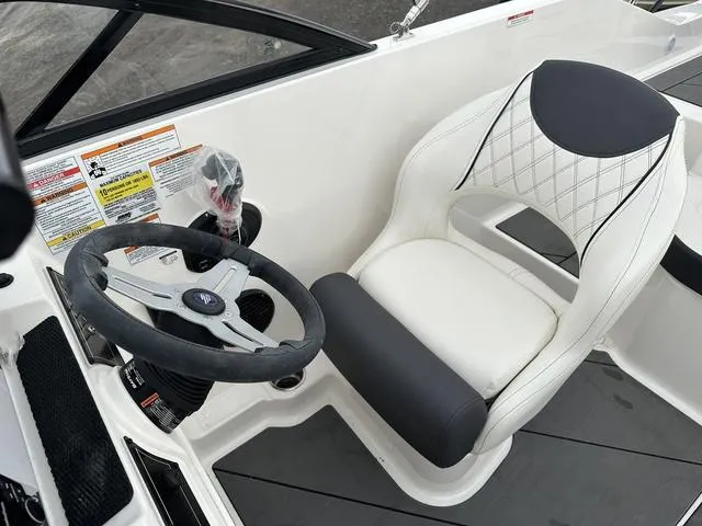 Slide: The Image of Bayliner D20 2025 - 26