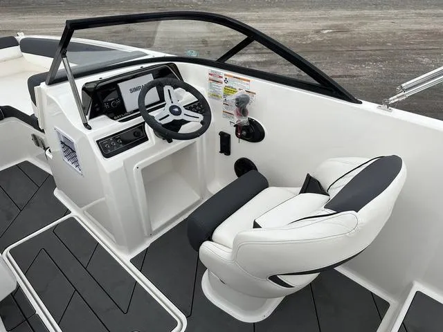 Slide: The Image of Bayliner D20 2025 - 30