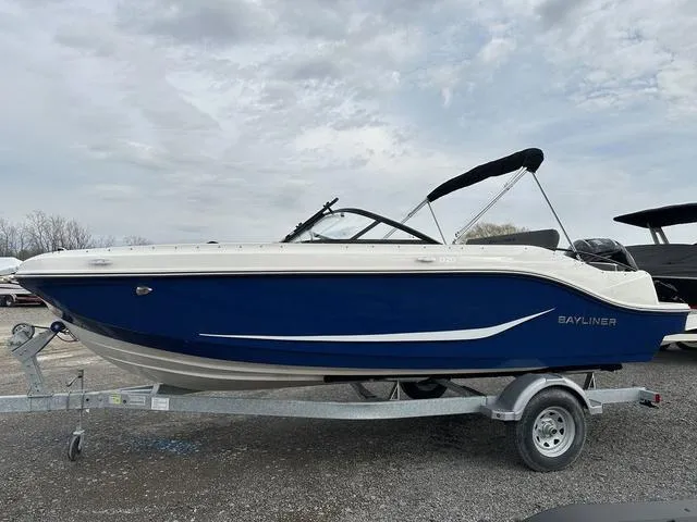 Slide: The Image of Bayliner D20 2025 - 4