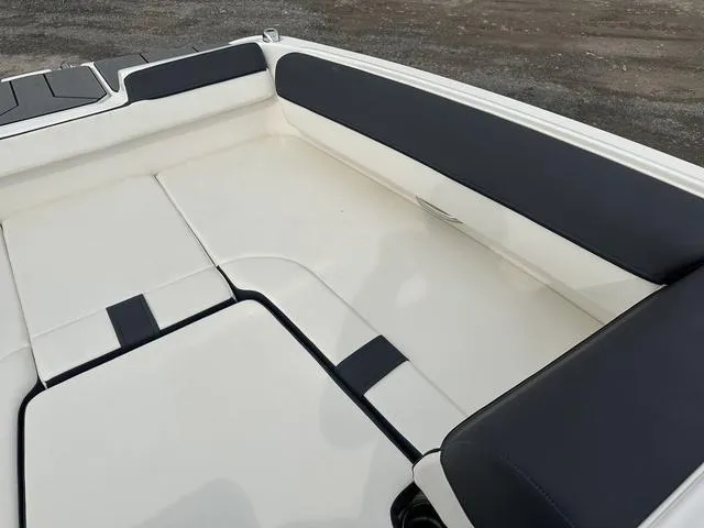 Slide: The Image of Bayliner D20 2025 - 44