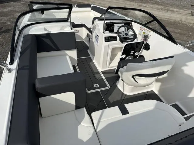 Slide: The Image of Bayliner D20 2025 - 7