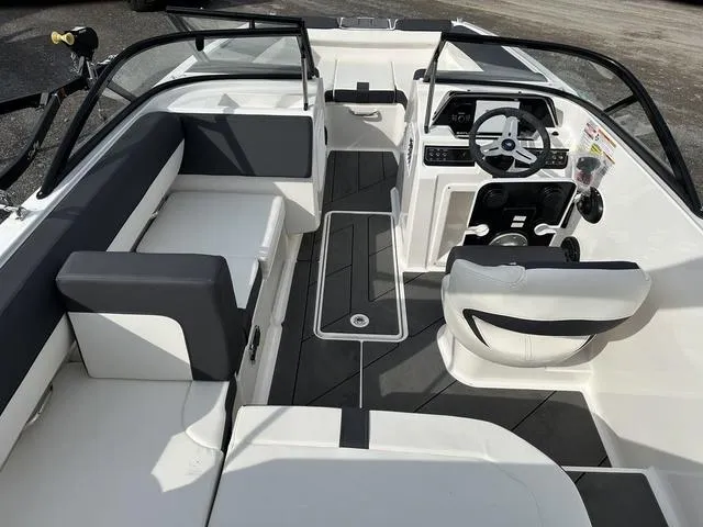 Slide: The Image of Bayliner D20 2025 - 8
