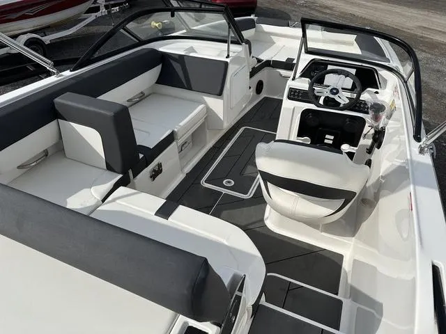 Slide: The Image of Bayliner D20 2025 - 9