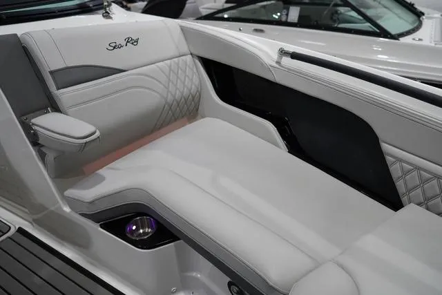Slide: The Image of Sea Ray SLX 260 Surf 2024 - 17