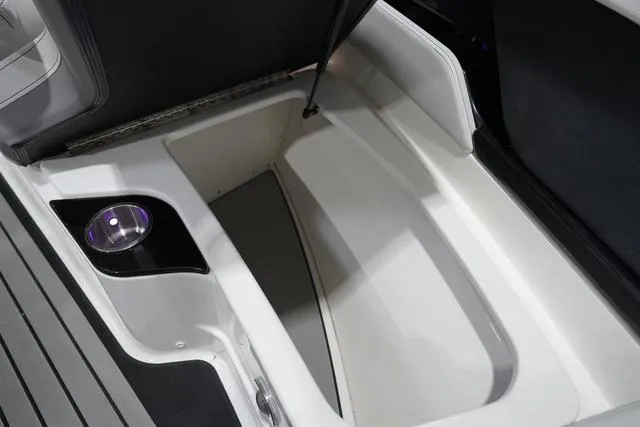 Slide: The Image of Sea Ray SLX 260 Surf 2024 - 18