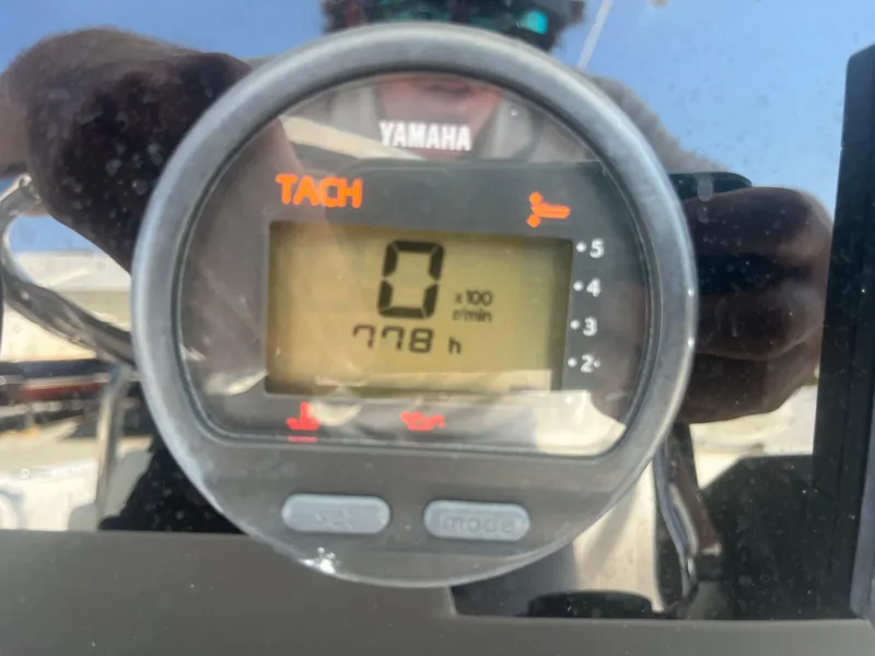 Slide: The Image of Yamaha tachometer displaying 0 RPM and 778 hours on a 2006 Southport 28 Center Console. - 10