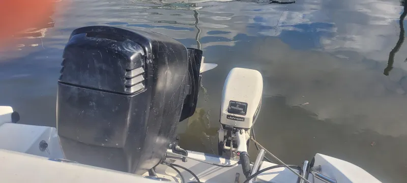 Slide: The Image of 1999 Boston Whaler 23 Conquest boat engines on water, rear view. - 16