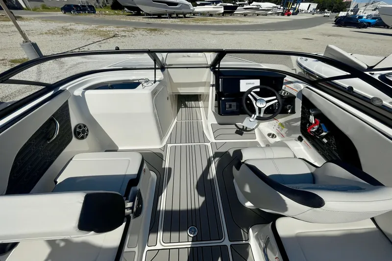 Slide: The Image of Sea Ray SPX 210 Outboard 2026 - 16