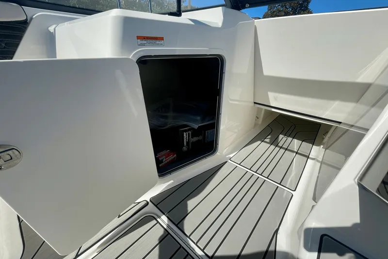 Slide: The Image of Sea Ray SPX 210 Outboard 2026 - 18