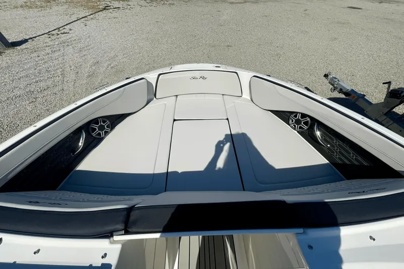 Slide: The Image of Sea Ray SPX 210 Outboard 2026 - 19