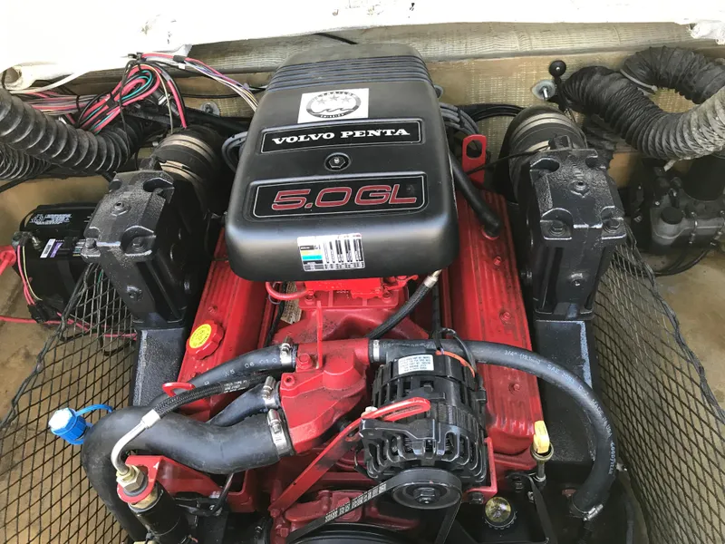 Slide: The Image of Volvo Penta 5.0GL engine in 2005 Larson Senza 186 I/O boat. - 28