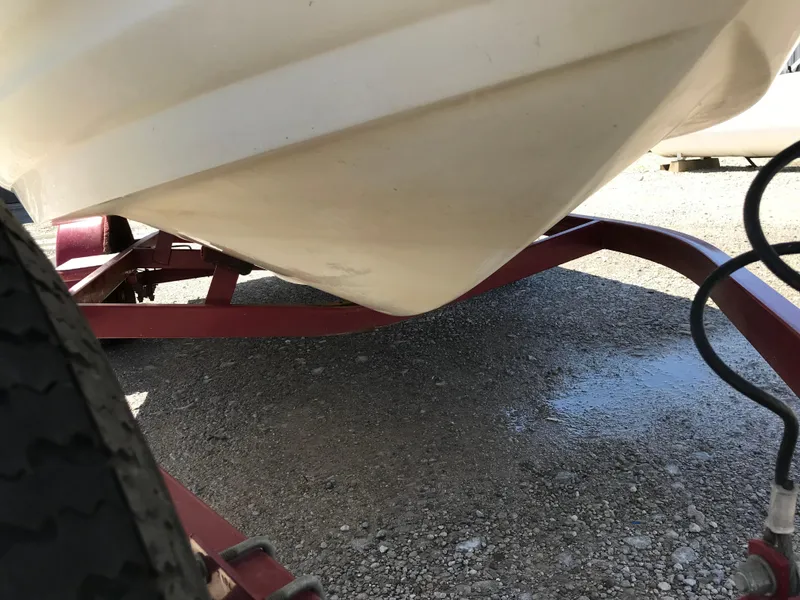 Slide: The Image of 2005 Larson Senza 186 I/O boat on red trailer, close-up view. - 37