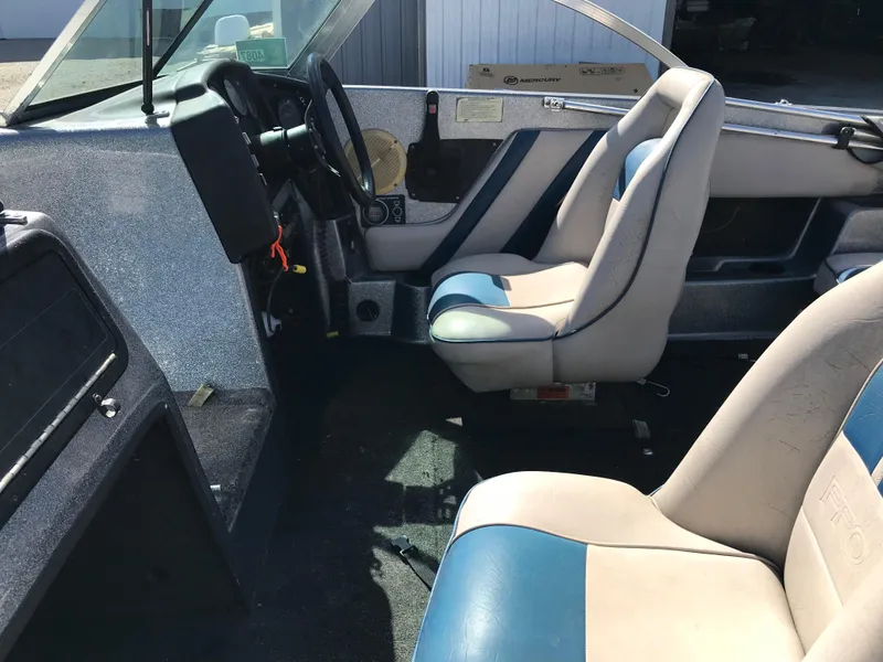 Slide: The Image of Interior of a 1994 ProCraft COMBO 200 boat with blue and white seating. - 18
