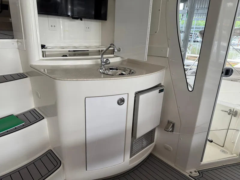 Slide: The Image of Carver 43 Motor Yacht 2006 - 100